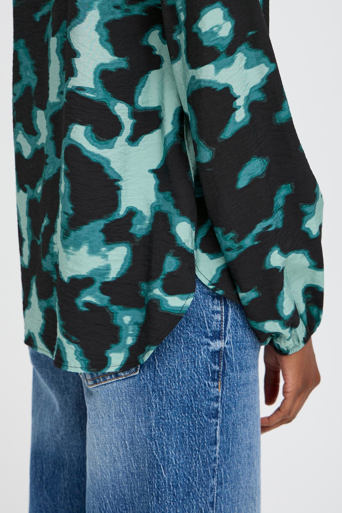 B.Young Byibine Blurry Green Abstract Printed V-Neck Blouse, 20817064
