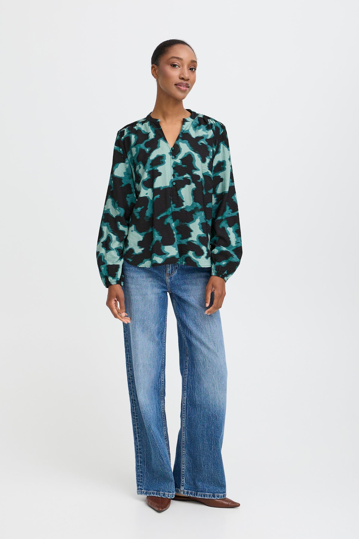 B.Young Byibine Blurry Green Abstract Printed V-Neck Blouse, 20817064