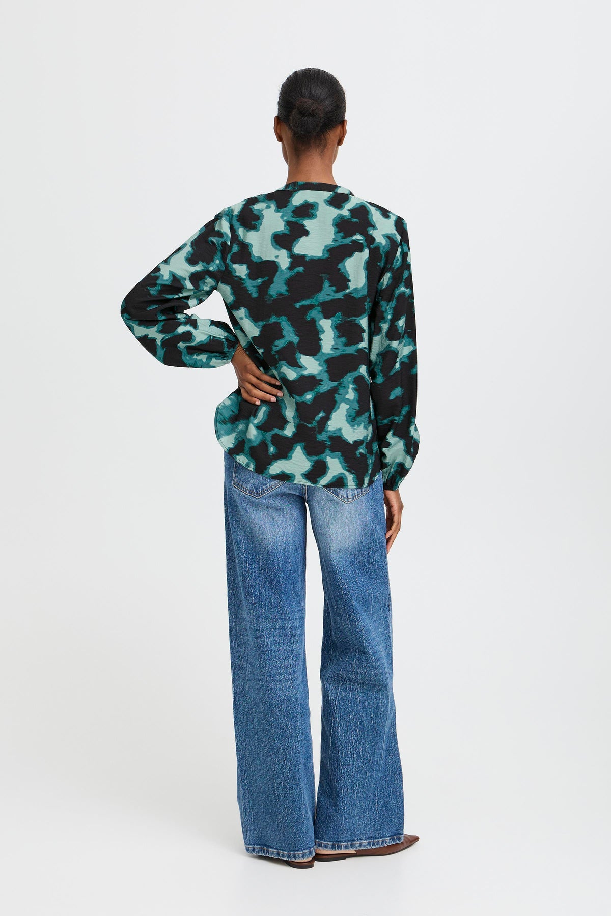 B.Young Byibine Blurry Green Abstract Printed V-Neck Blouse, 20817064